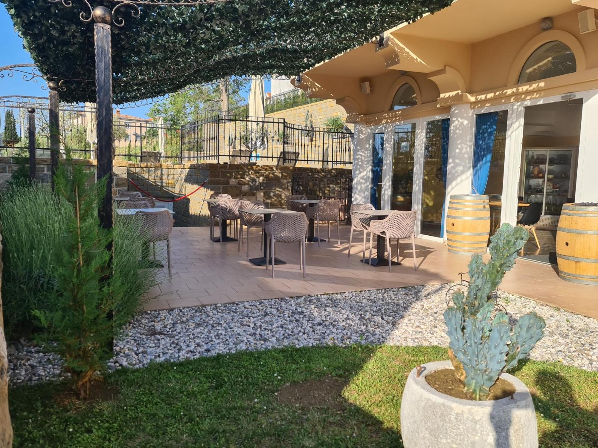 Hotel Stara šola - Oleander Resort Korte Exterior foto