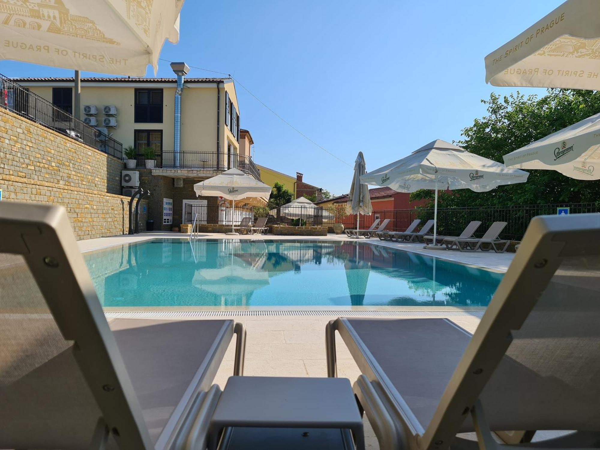 Hotel Stara šola - Oleander Resort Korte Exterior foto